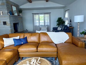 Smart TV, fireplace, books - NEW - Private Lakefront Home w/AC - 2 miles from Downtown Caseville (Caseville)
