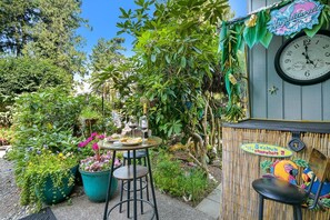 Outdoor dining - JL 309: Peaceful yet centrally located 2 bedroom, in the heart of Birch Bay. (Birch Bay)