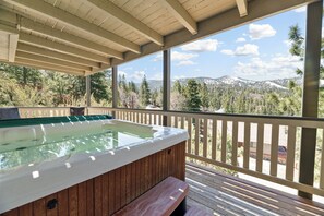 Outdoor spa tub - Paradise Pines (Big Bear Lake)