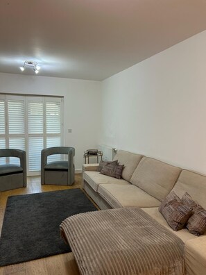 Living area - Modern 2-Bedroom Flat Near Wembley - 9 Minutes from Park Royal Station (London)
