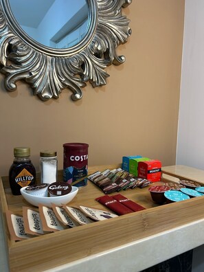 Dining - Modern 2-Bedroom Flat Near Wembley - 9 Minutes from Park Royal Station (London)