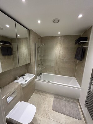 Bathroom - Modern 2-Bedroom Flat Near Wembley - 9 Minutes from Park Royal Station (London)