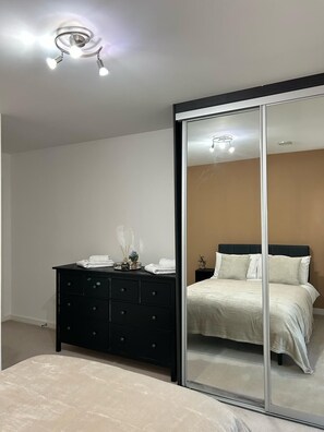 Room - Modern 2-Bedroom Flat Near Wembley - 9 Minutes from Park Royal Station (London)