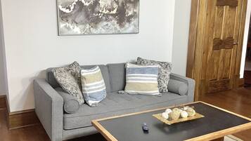 Een televisie en een open haard
