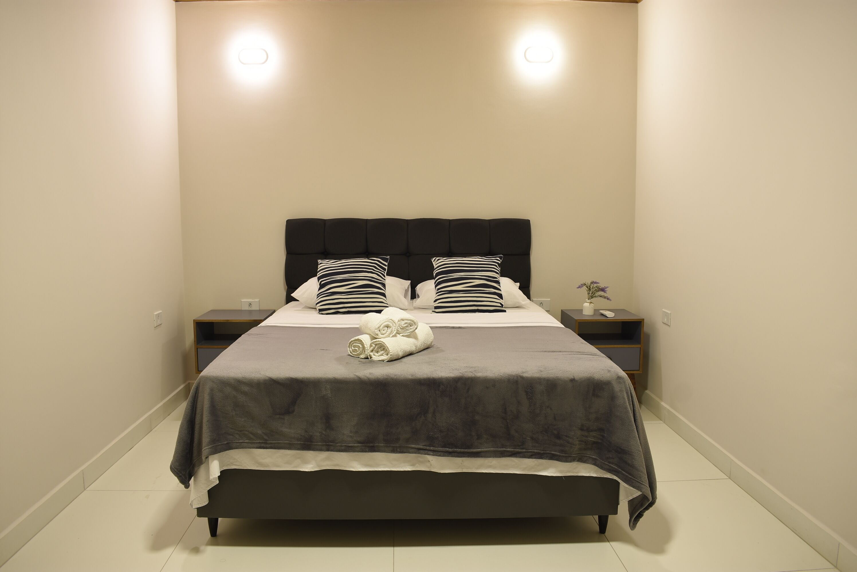 Espaço de trabalho para notebook, Wi-Fi de cortesia, roupa de cama