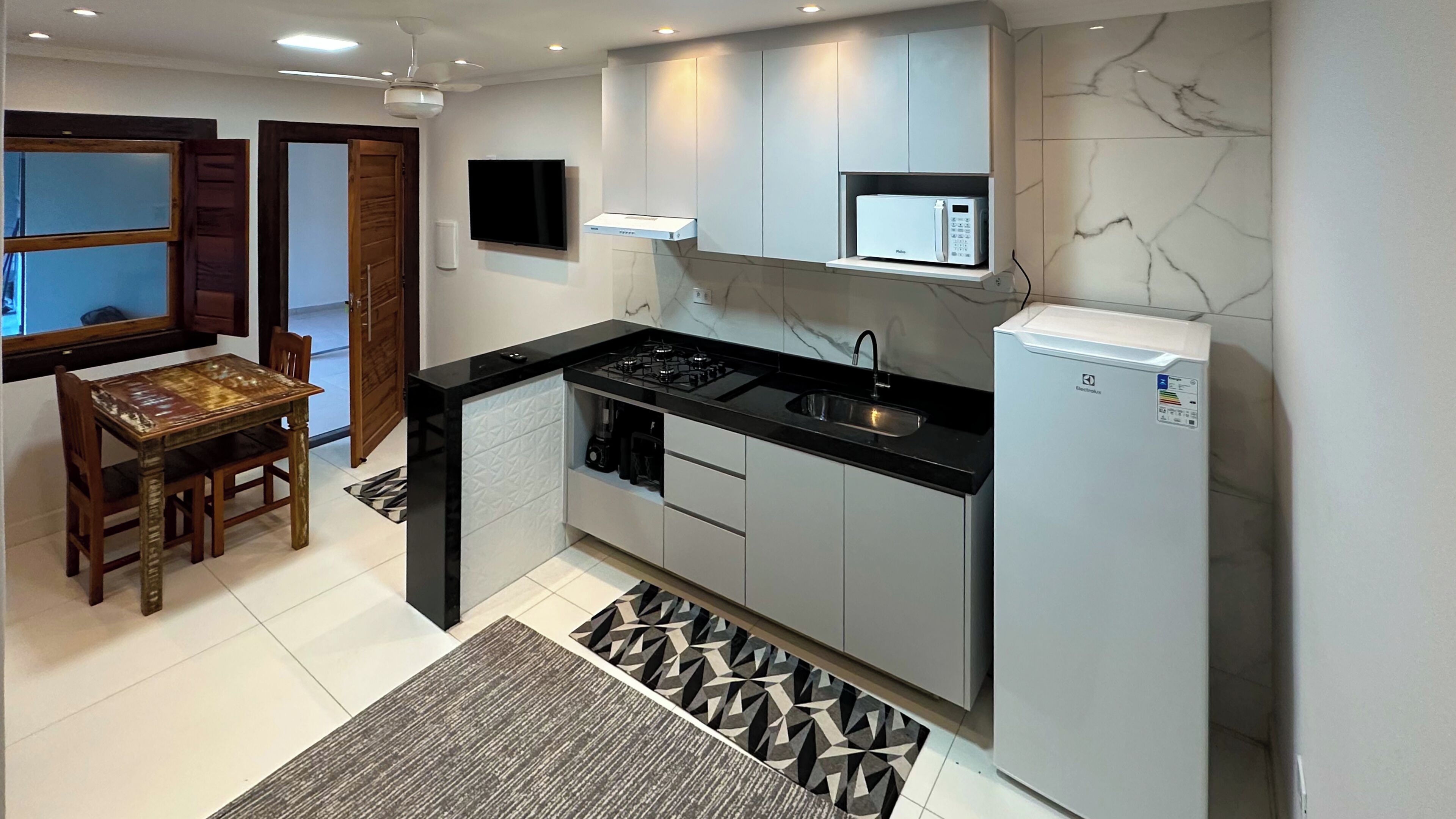 Geladeira, micro-ondas, cooktop, liquidificador