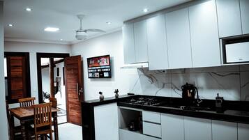 Geladeira, micro-ondas, cooktop, liquidificador