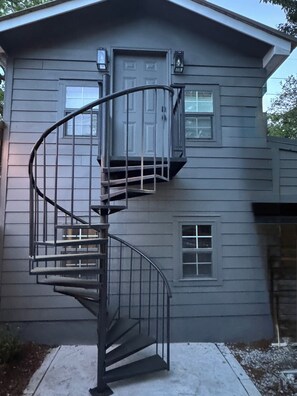 Exterior - Cozy Studio Apartment, full kitchen and laundry, conveniently close to downtown (Charleston)