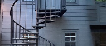 Cozy Studio Apartment, full kitchen and laundry, conveniently close to downtown