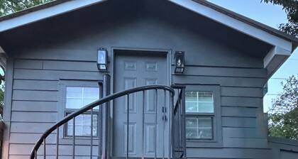 Cozy Studio Apartment, full kitchen and laundry, conveniently close to downtown