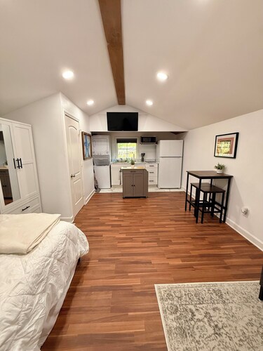 Cozy and Private Studio Loft, full kitchen and laundry, conveniently located