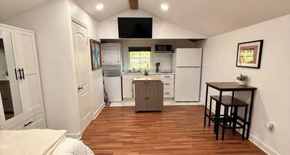 Cozy and Private Studio Loft, full kitchen and laundry, conveniently located