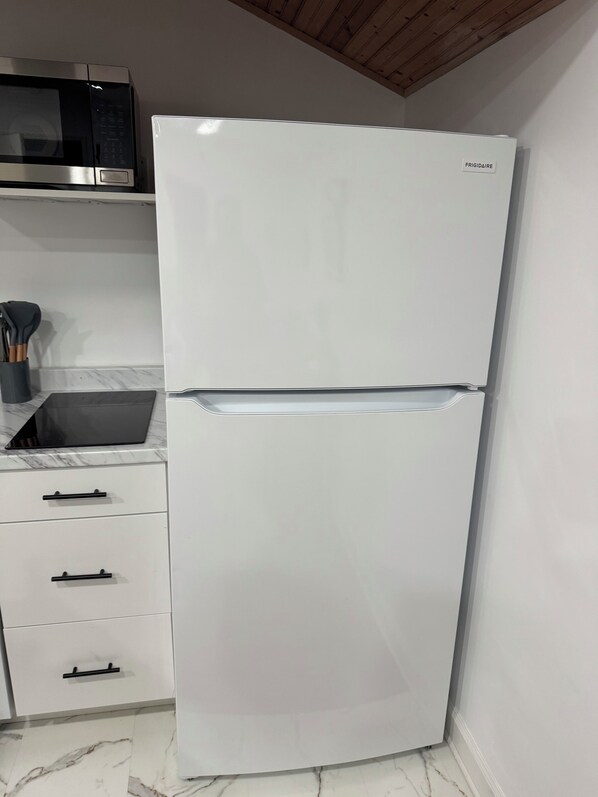 Fridge, microwave, oven, stovetop - Cozy Studio Apartment, full kitchen and laundry, conveniently close to downtown (Charleston)