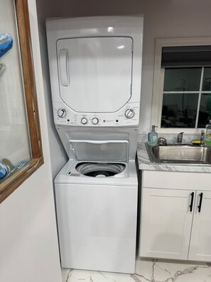 Interior - Cozy Studio Apartment, full kitchen and laundry, conveniently close to downtown (Charleston)