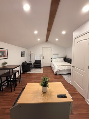 1 bedroom, free WiFi, bed sheets - Cozy Studio Apartment, full kitchen and laundry, conveniently close to downtown (Charleston)