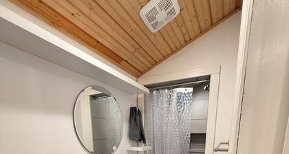 Cozy Studio Apartment, full kitchen and laundry, conveniently close to downtown