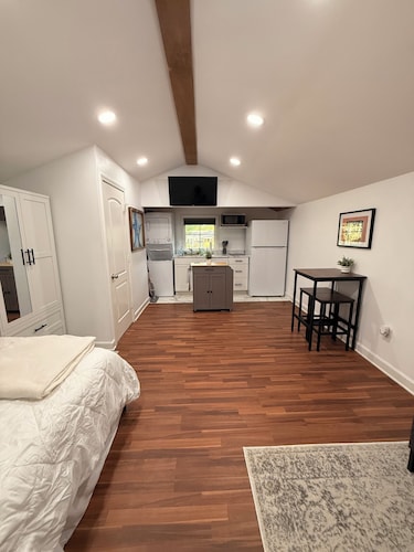 Cozy Studio Apartment, full kitchen and laundry, conveniently close to downtown
