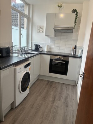 Fridge, microwave, oven, stovetop - Cardiff Spacious Stay | 8 mins to City | FREE PARK (Cardiff)