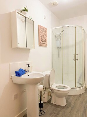 Bathroom - Cardiff Spacious Stay | 8 mins to City | FREE PARK (Cardiff)