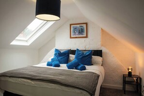 1 soverom, skrivebord, strykejern/-brett og reiseseng for barn