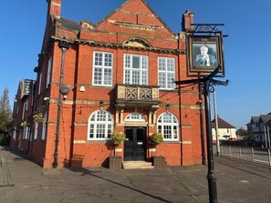 Exterior - Cardiff Spacious Stay | 8 mins to City | FREE PARK (Cardiff)