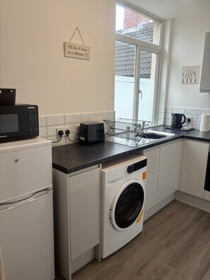 Fridge, microwave, oven, stovetop - Cardiff Spacious Stay | 8 mins to City | FREE PARK (Cardiff)