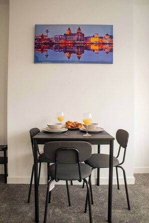 Dining - Cardiff Spacious Stay | 8 mins to City | FREE PARK (Cardiff)