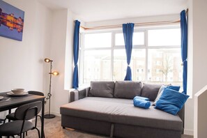 Living area - Cardiff Spacious Stay | 8 mins to City | FREE PARK (Cardiff)