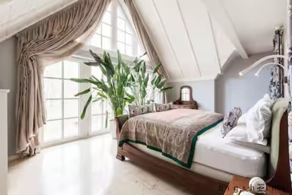 6 bedrooms, iron/ironing board, WiFi, bed sheets