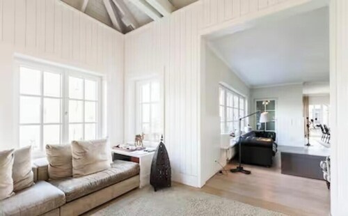 Spacious 6-bedroom villa with private lake and fitness room close to Berlin