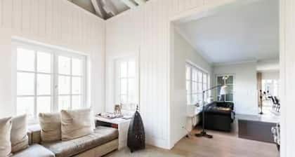 Spacious 6-bedroom villa with private lake and fitness room close to Berlin