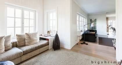 Spacious 6-bedroom villa with private lake and fitness room close to Berlin