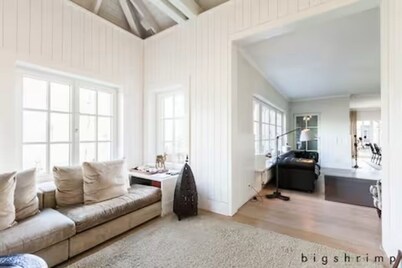 Spacious 6-bedroom villa with private lake and fitness room close to Berlin