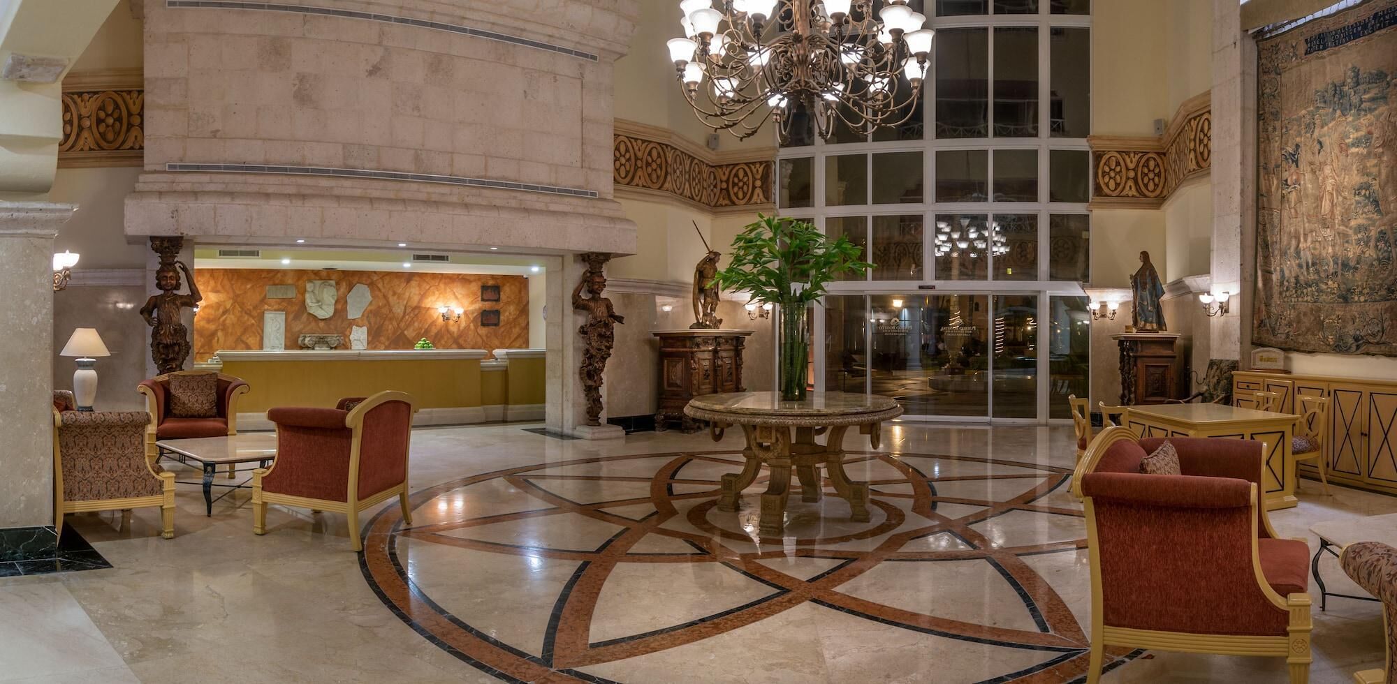 Eine prächtige Lobby mit Marmorboden, einem runden Tisch in der Mitte und klassischen Möbeln.