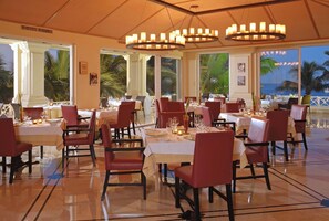 Banquet hall - Relaxing resort in Cabo San Lucas with pool, restaurants, and ocean access (Cabo San Lucas)