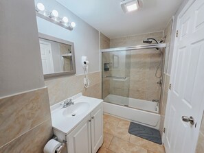 Bathroom - Ledge / 2 King Beds / Elevator / 2 Ensuite / W/D (Philadelphia)