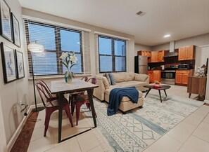 Living area - Ledge / 2 King Beds / Elevator / 2 Ensuite / W/D (Philadelphia)