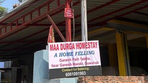 Une enseigne indiquant « Maa Durga Homestay » et faisant la publicité d’une location de chambres chez l’habitant à Ganesh Path Tetelia, près du temple Ganesh Mandir, à Guwahati.