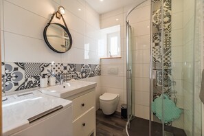 Douche, serviettes fournies