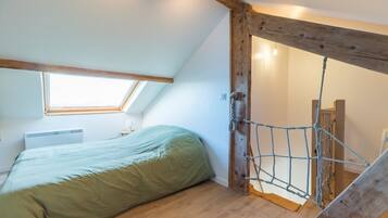 2 bedrooms, iron/ironing board, Internet, bed sheets