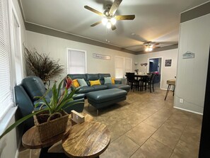 Smart TV - The Perfect Spot! - Free Parking & Patio (San Antonio)