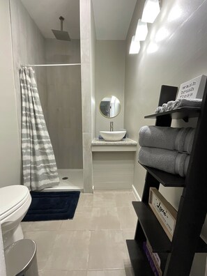 Shower, hair dryer, towels, toilet paper - The Perfect Spot! - Free Parking & Patio (San Antonio)