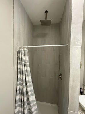 Een douche, een haardroger, handdoeken, toiletpapier