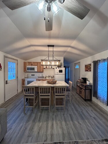 Cozy 1-bedroom house on 17 acres in Elizabethtown, IL near the Ohio River.