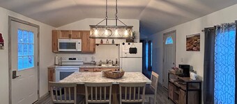 Cozy 1-bedroom house on 17 acres in Elizabethtown, IL near the Ohio River.