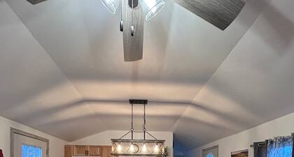 Cozy 1-bedroom house on 17 acres in Elizabethtown, IL near the Ohio River.