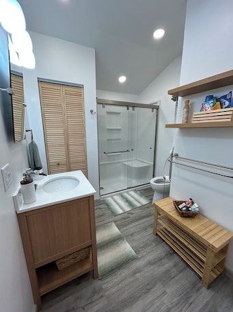 Shower, hair dryer, towels, soap. Cozy 1-bedroom house on 17 acres in Elizabethtown, IL near the Ohio River.