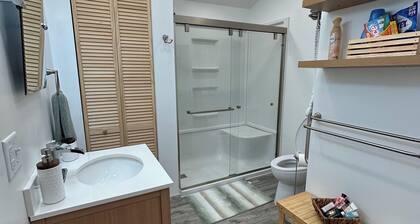 Cozy 1-bedroom house on 17 acres in Elizabethtown, IL near the Ohio River.