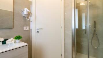 Double Room, Patio, Garden View | Bathroom