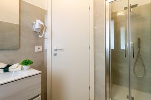 Chambre Double, patio, vue jardin | Salle de bain